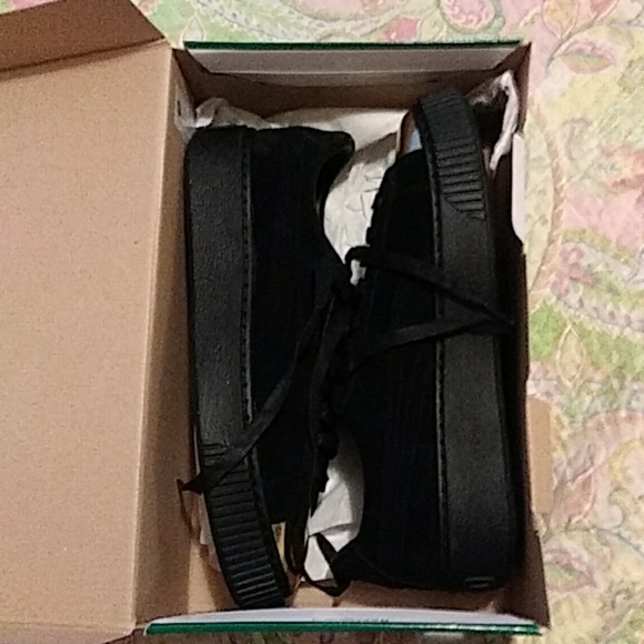 Black and Gold lifestyle tennis shoes - Picture 6 of 6